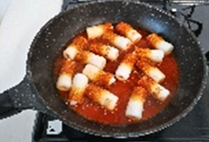 「専用調味料」、韓キムチ、水を入れて火にかけます。