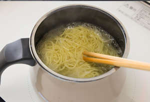 中華麺を茹で、流水で冷やして水気を切ります。